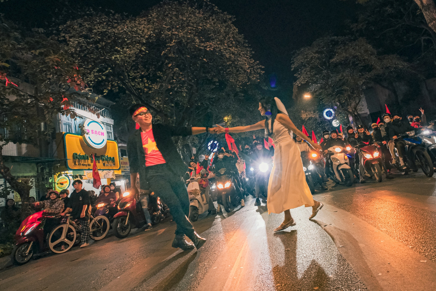 Cả hai chụp ảnh cưới ở ngã tư Trần Hưng Đạo - Hàng Bài.