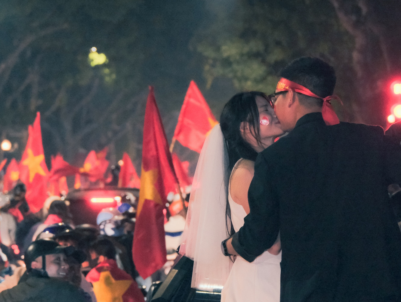 Đình Minh - Hương Ly nhận được sự cổ vũ của người đi đường