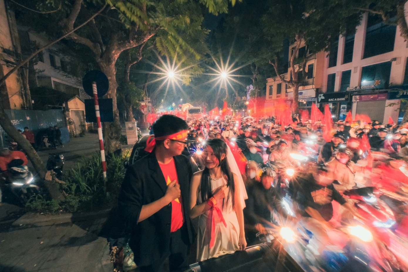 Cặp đôi hòa chung niềm vui cùng đất nước.