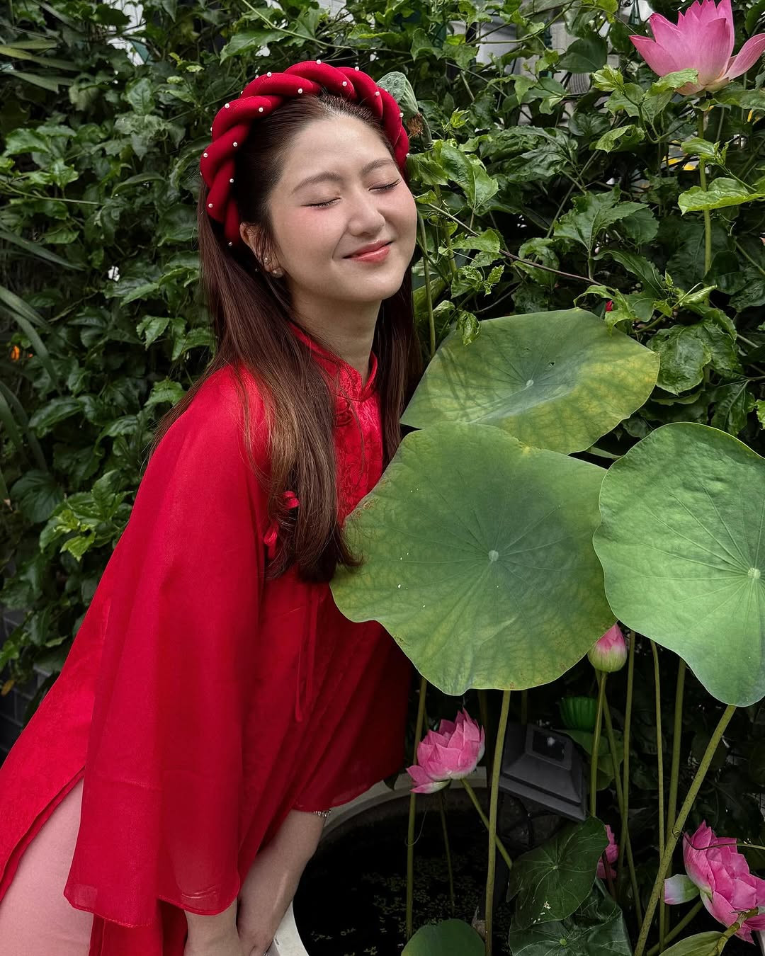 Vợ chồng hot TikToker Hà My - Trí Phan (cùng sinh năm 1997) diện áo dài ton sur ton dịp đầu năm mới Ất Tỵ 2025.