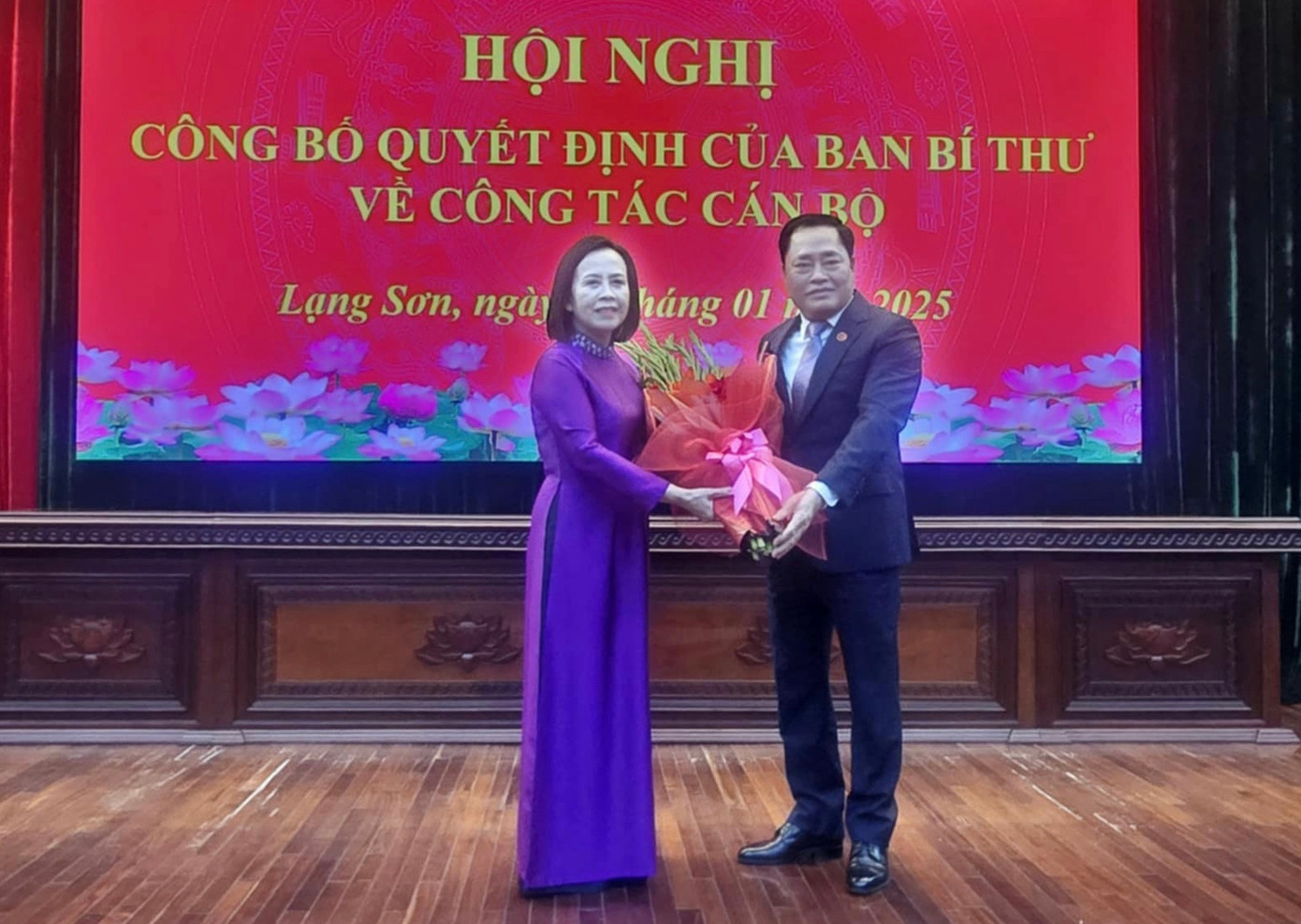 Đại diện Ban Chấp hành Đảng bộ tỉnh, Chủ tịch UBND tỉnh Lạng Sơn Hồ Tiến Thiệu (bìa phải) tặng hoa chúc mừng bà Đoàn Thị Hậu. Ảnh: Duy Chiến