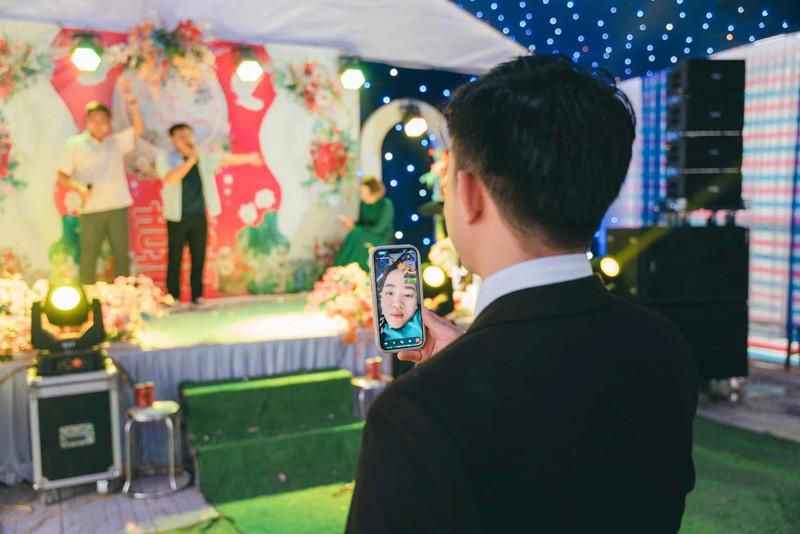 Chú rể gọi video cho cô dâu đang nằm trên giường bệnh. Chú rể gọi video cho cô dâu đang nằm trên giường bệnh.