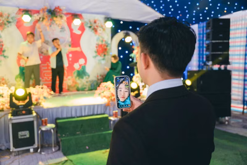 Chú rể gọi video cho cô dâu đang nằm trên giường bệnh.