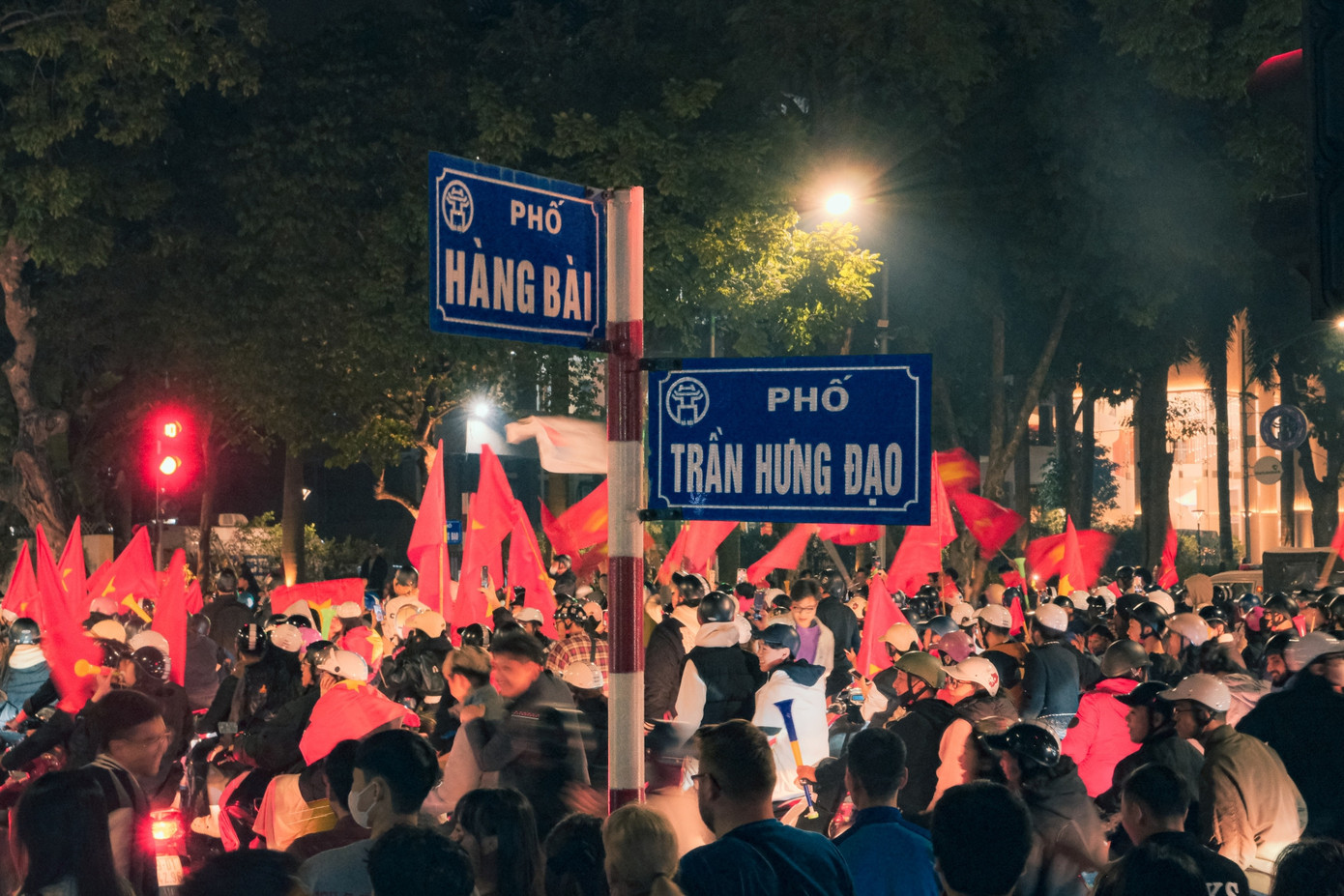 Cả hai chụp ảnh cưới ở ngã tư Trần Hưng Đạo - Hàng Bài.