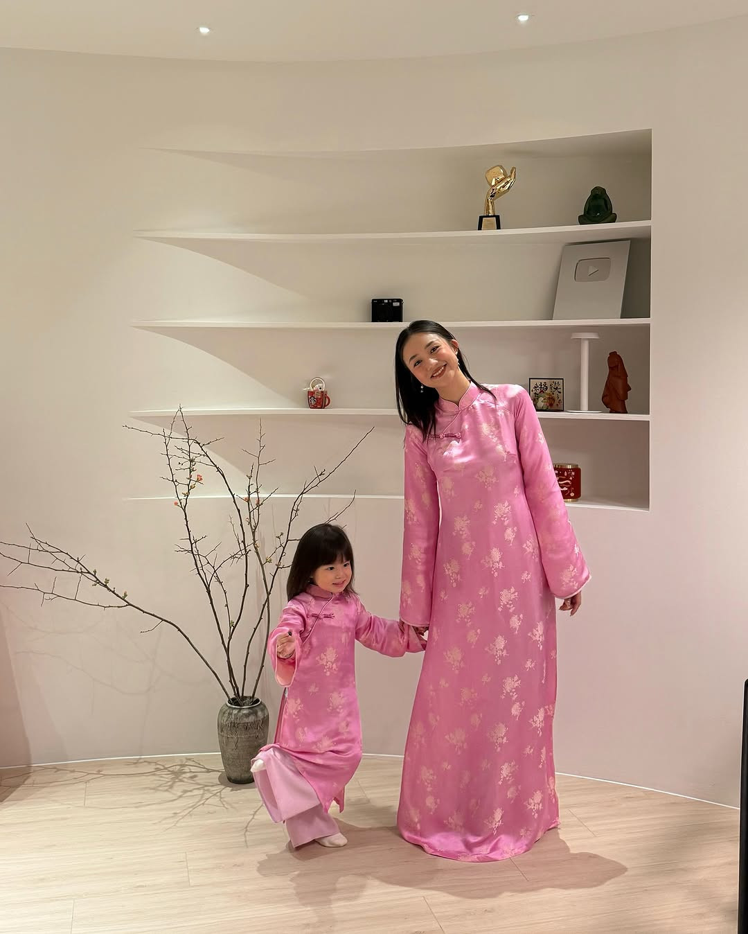 "Gia đình Hạt Nhài" diện loạt áo dài trang nhã đón xuân. Bé Pam thu hút sự chú ý của dân mạng nhờ những biểu cảm dễ thương "cưng xỉu".