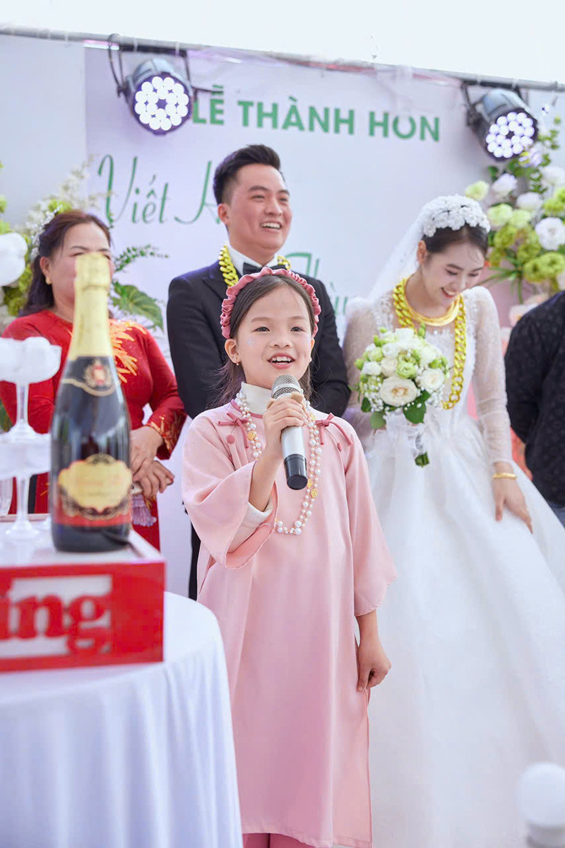 Thảo My tự tin đọc thơ tặng cô dâu - chú rể.