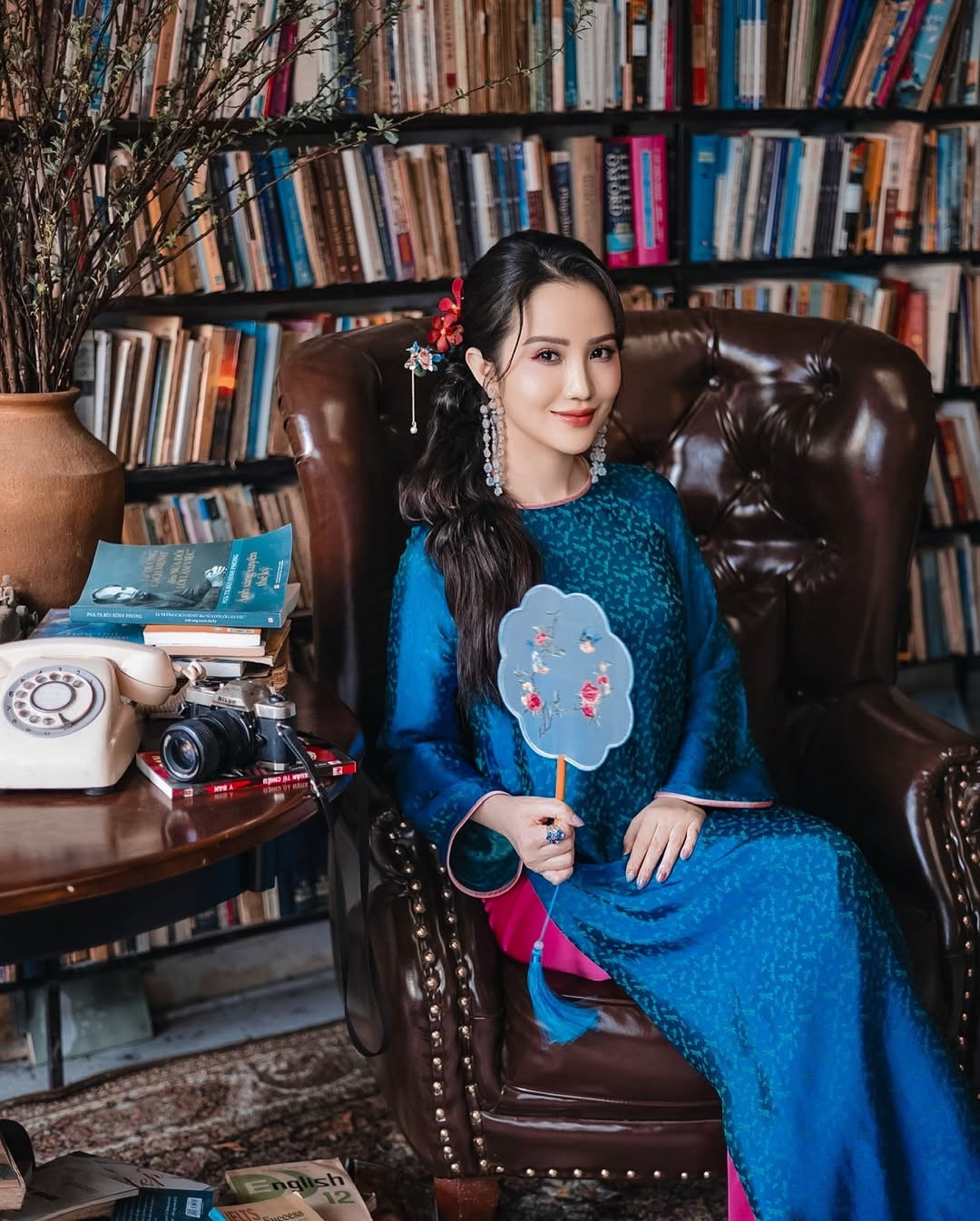 Hot girl Primmy Trương (tên thật là Trương Minh Xuân Thảo, sinh năm 1992) diện áo dài cách tân.