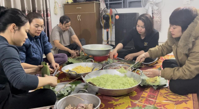 Chị em Lữ cùng nhau gói bánh chưng cho bố mẹ.