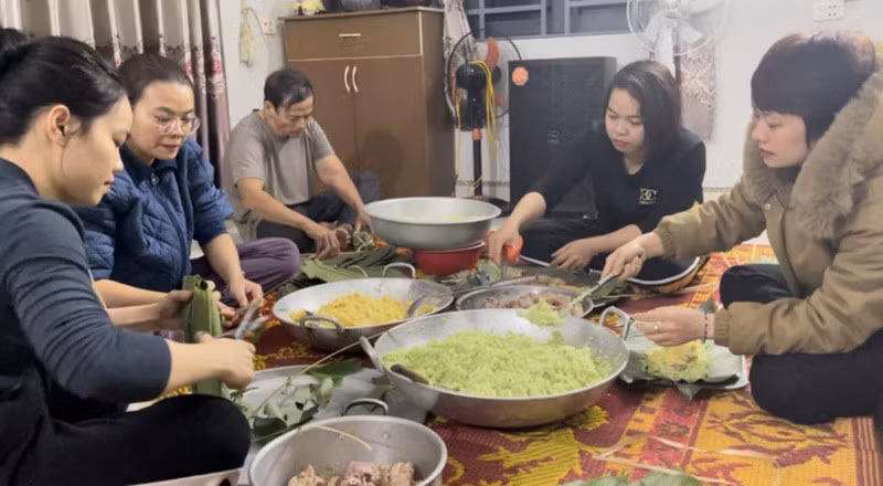 Chị em Lữ cùng nhau gói bánh chưng cho bố mẹ.