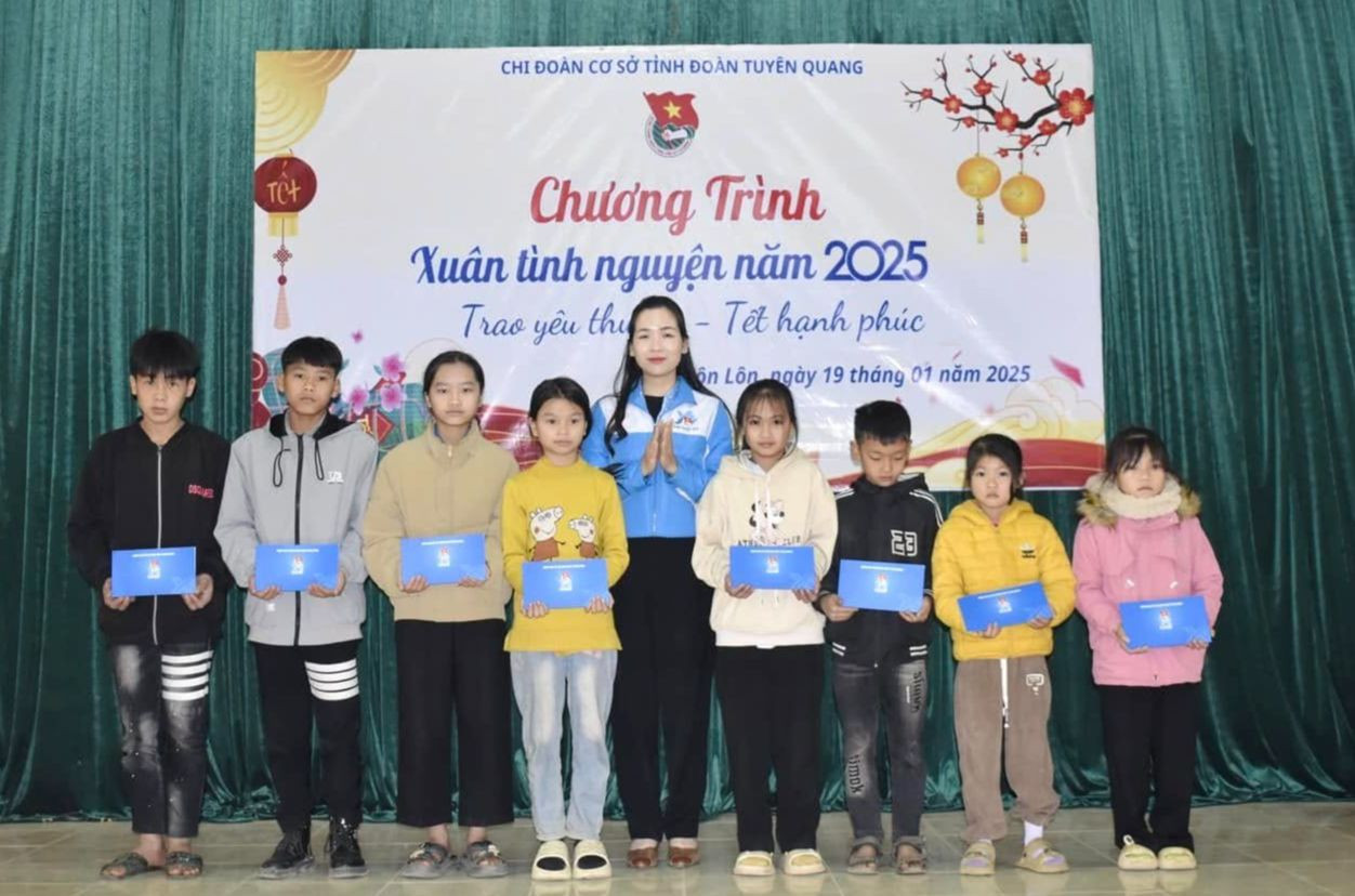 Tỉnh Đoàn Tuyên Quang trao các suất học bổng cho các em học sinh khó khăn. Tỉnh Đoàn Tuyên Quang trao các suất học bổng cho các em học sinh khó khăn.