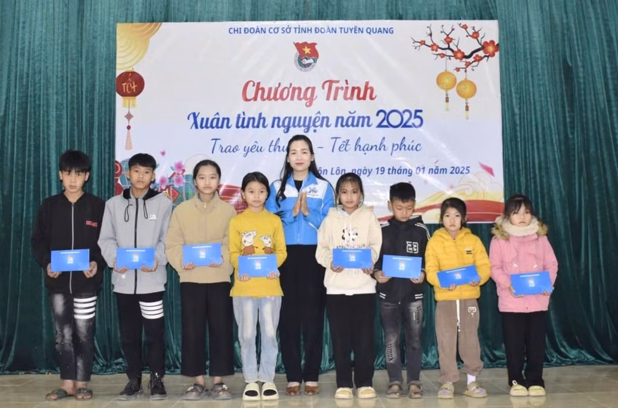 Tỉnh Đoàn Tuyên Quang trao các suất học bổng cho các em học sinh khó khăn. Tỉnh Đoàn Tuyên Quang trao các suất học bổng cho các em học sinh khó khăn.