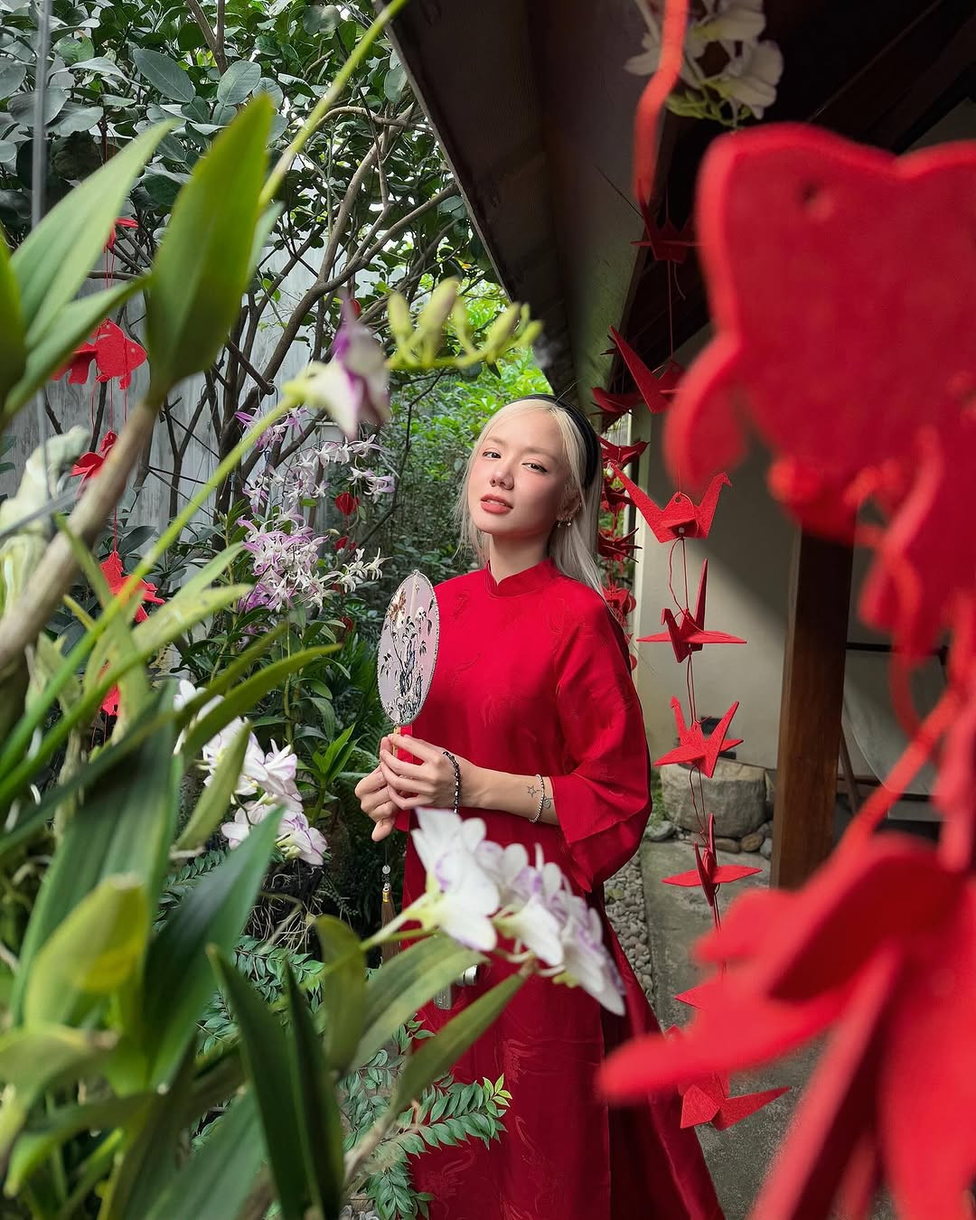 Ca sĩ "Anh là ngoại lệ của em" Phương Ly dịu dàng trong tà áo dài màu đỏ.