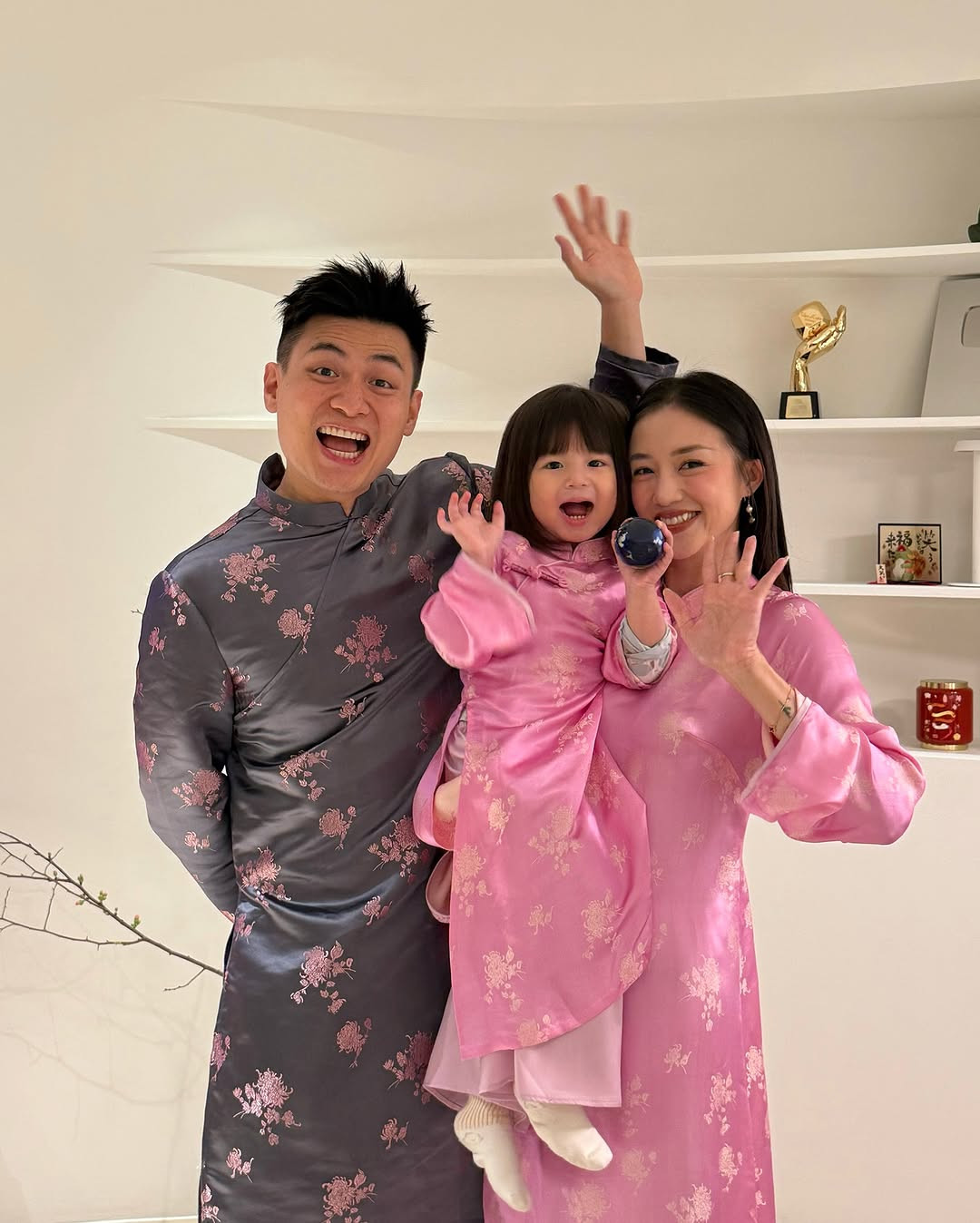 "Gia đình Hạt Nhài" diện loạt áo dài trang nhã đón xuân. Bé Pam thu hút sự chú ý của dân mạng nhờ những biểu cảm dễ thương "cưng xỉu".