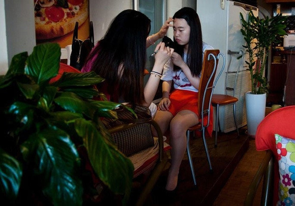 Một thiếu nữ chuẩn bị sửa lại gương mặt