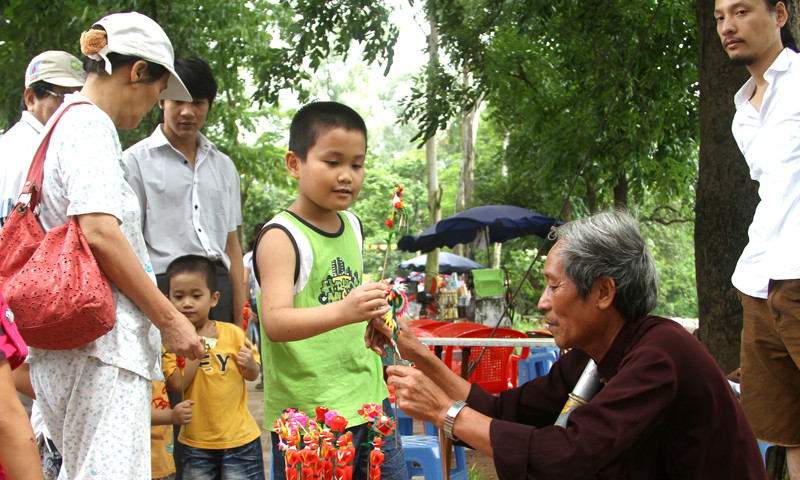 Ngoài những món đồ chơi hiện đại có xuất xứ ngoại nhập vẫn còn đó là những tò he, chong chóng... truyền thống