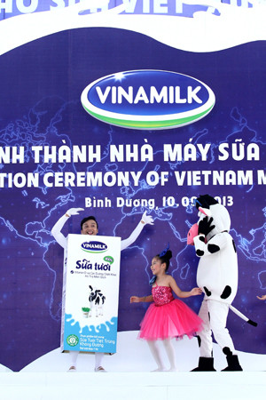  Sữa tươi 100% tiệt trùng “Hỗ trợ miễn dịch” được làm từ 100% sữa bò tươi nguyên chất, giàu các dưỡng chất tự nhiên, tươi ngon và bổ dưỡng là sản phẩm chủ lực của nhà máy sữa Việt Nam. Loại sữa này được bổ sung vitamin D và các dưỡng chất khác (Vitamin A, C, Selen) hỗ trợ miễn dịch, giúp bảo vệ sức khỏe cả gia đình mỗi ngày. (Ảnh: Nguyễn Á) 