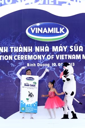  Sữa tươi 100% tiệt trùng “Hỗ trợ miễn dịch” được làm từ 100% sữa bò tươi nguyên chất, giàu các dưỡng chất tự nhiên, tươi ngon và bổ dưỡng là sản phẩm chủ lực của nhà máy sữa Việt Nam. Loại sữa này được bổ sung vitamin D và các dưỡng chất khác (Vitamin A, C, Selen) hỗ trợ miễn dịch, giúp bảo vệ sức khỏe cả gia đình mỗi ngày. (Ảnh: Nguyễn Á) 