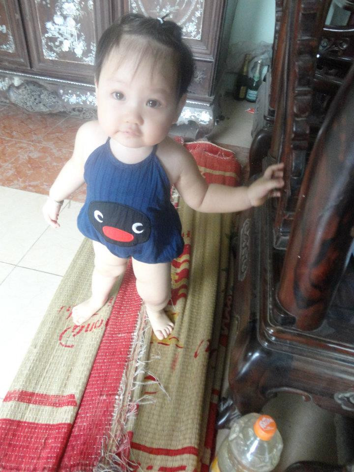 Mới mấy tháng trước thôi, Teddy trông y hệt một cu cậu ấy! Bây giờ thì Teddy cũng váy, cũng kẹp tóc, cũng "sexy" như ai!