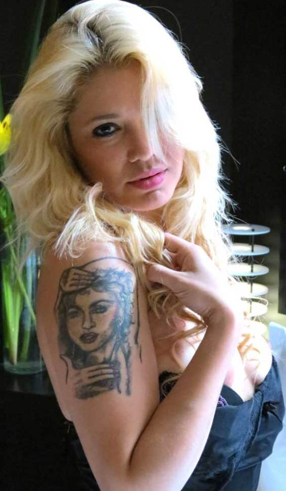 Maradona lại quăng 'lưới tình' thêm một gái đẹp tóc vàng ảnh 4