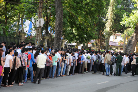 Đến cuối ngày, vẫn rất đông người muốn được vào viếng Đại tướng