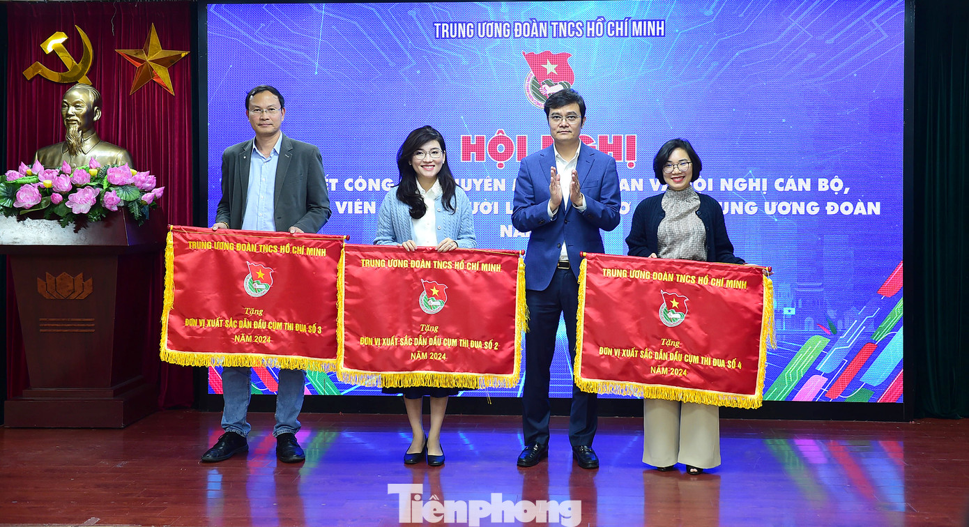 Anh Bùi Quang Huy trao tặng cờ thi đua cho các đơn vị có thành tích xuất sắc trong năm 2024. Ảnh: Xuân Tùng