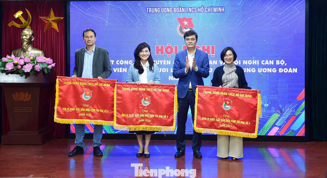 Anh Bùi Quang Huy trao tặng cờ thi đua cho các đơn vị có thành tích xuất sắc trong năm 2024. Ảnh: Xuân Tùng