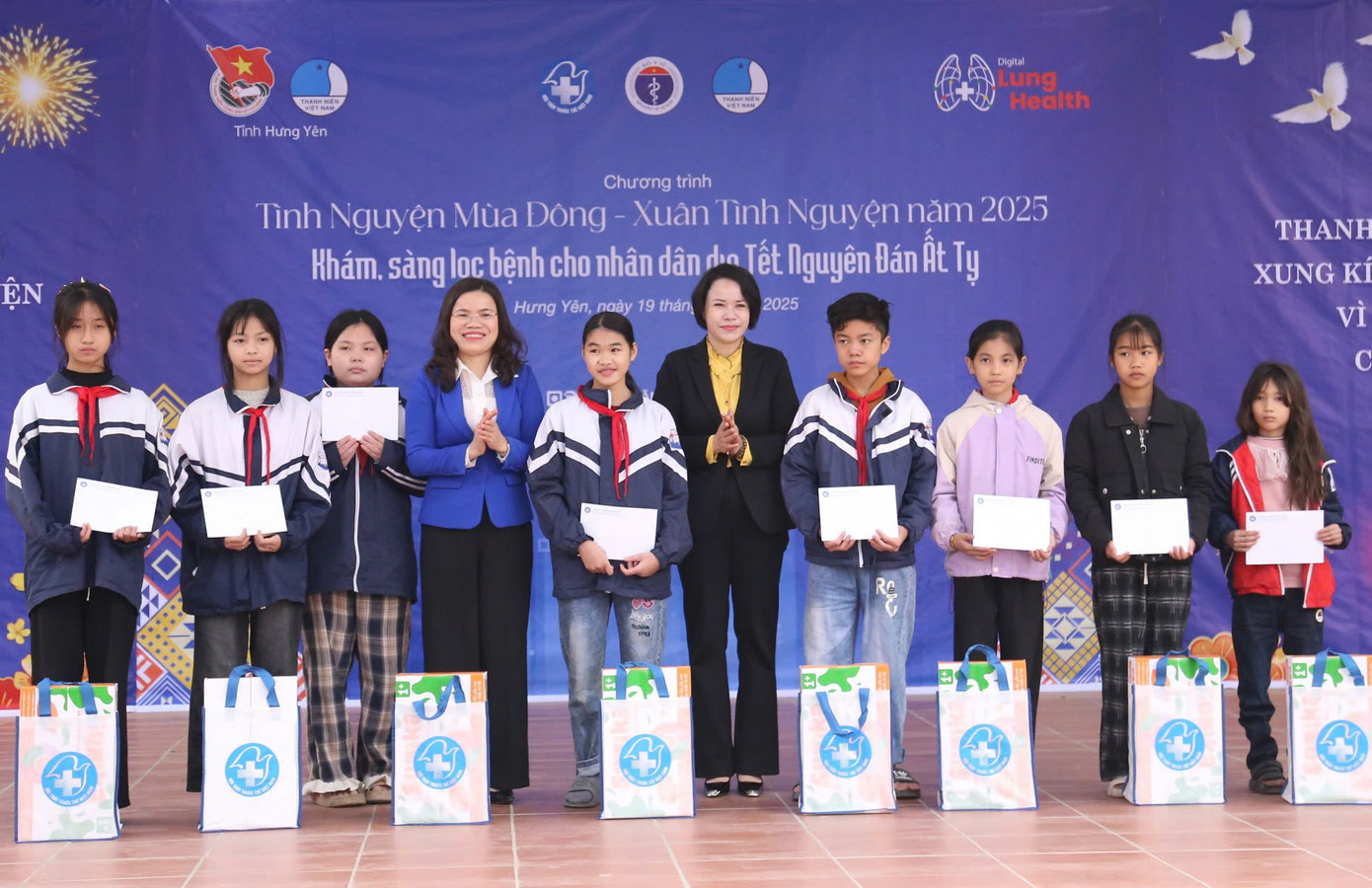 Tại chương trình, Ban tổ chức đã tặng quà cho 10 gia đình chính sách; tặng quà cho 10 học sinh vượt khó; trao tặng quà, thiết bị cho Trung tâm y tế huyện Khoái Châu và Trung tâm y tế huyện Yên Mỹ; thăm, chúc Tết Mẹ Việt Nam anh hùng. Tại chương trình, Ban tổ chức đã tặng quà cho 10 gia đình chính sách; tặng quà cho 10 học sinh vượt khó; trao tặng quà, thiết bị cho Trung tâm y tế huyện Khoái Châu và Trung tâm y tế huyện Yên Mỹ; thăm, chúc Tết Mẹ Việt Nam anh hùng.