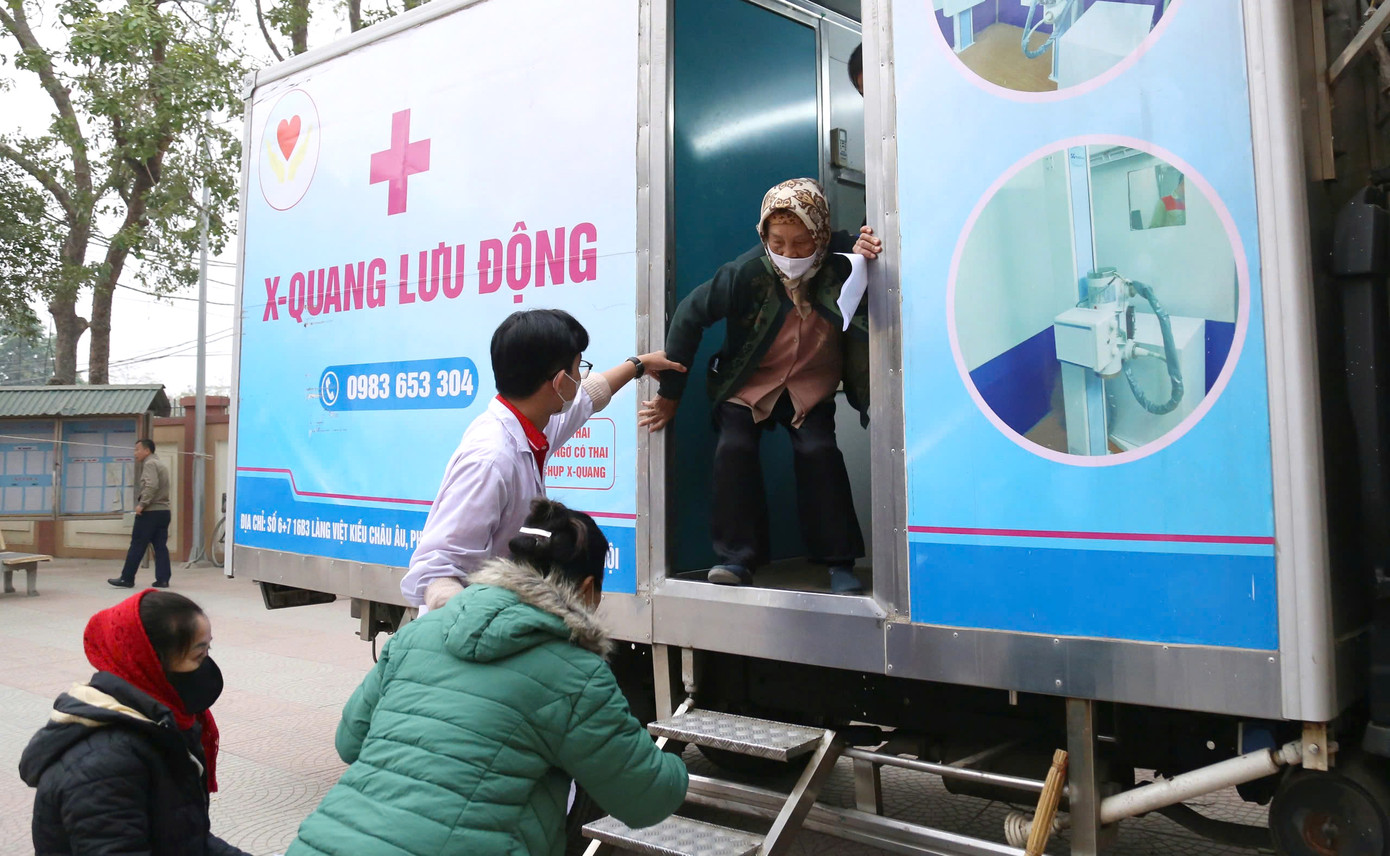 Các y, bác sĩ trẻ khám bệnh miễn phí cho người dân. Các y, bác sĩ trẻ khám bệnh miễn phí cho người dân.