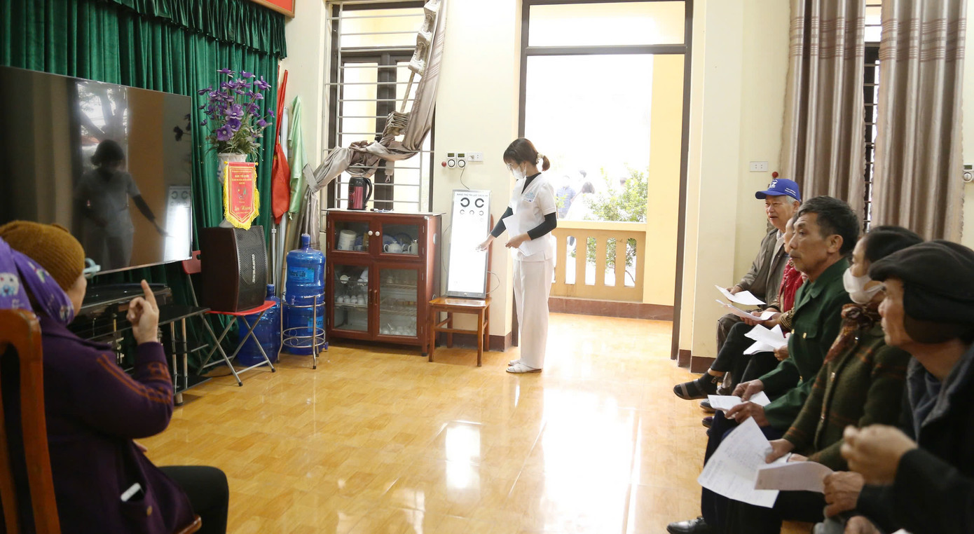 Các y, bác sĩ trẻ khám bệnh miễn phí cho người dân. Các y, bác sĩ trẻ khám bệnh miễn phí cho người dân.