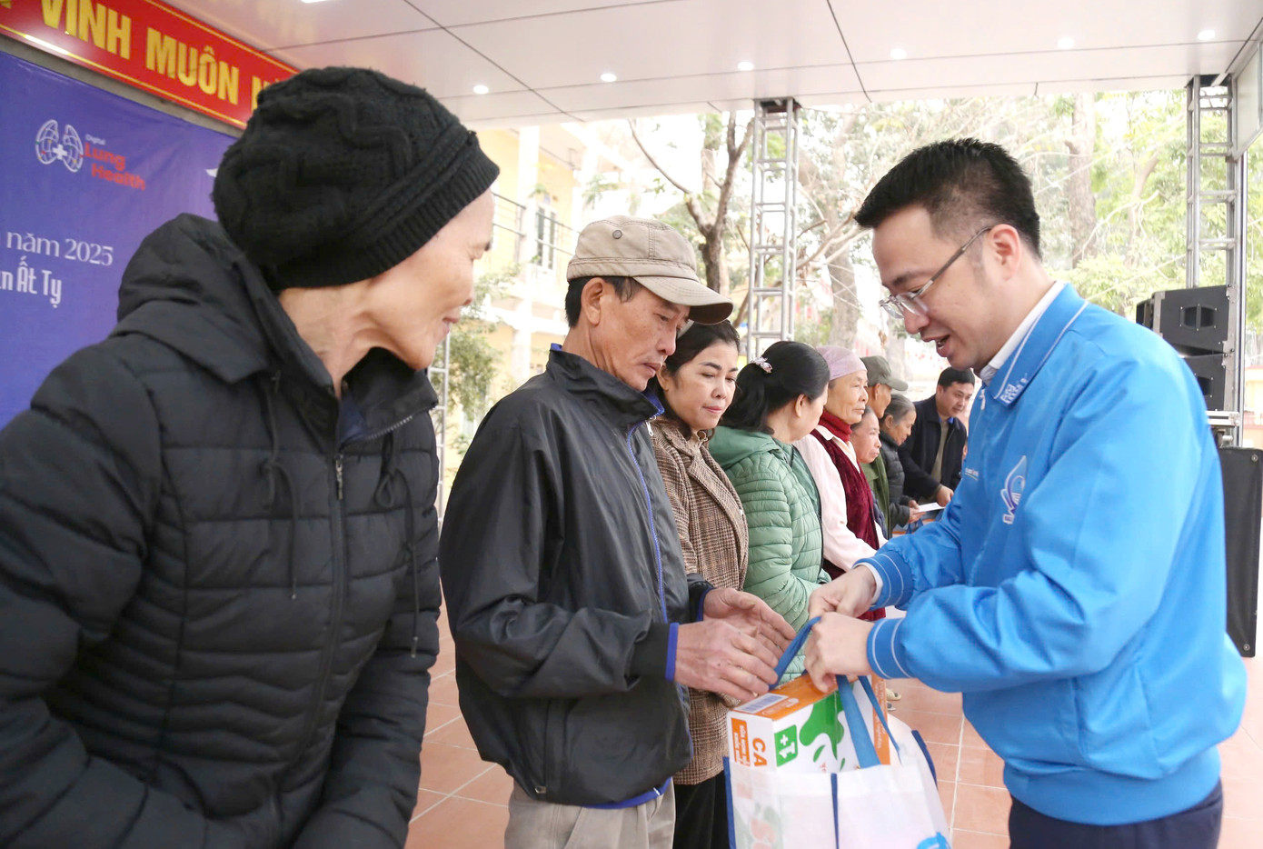 Anh Nguyễn Tường Lâm trao quà cho người dân tại chương trình. Anh Nguyễn Tường Lâm trao quà cho người dân tại chương trình.