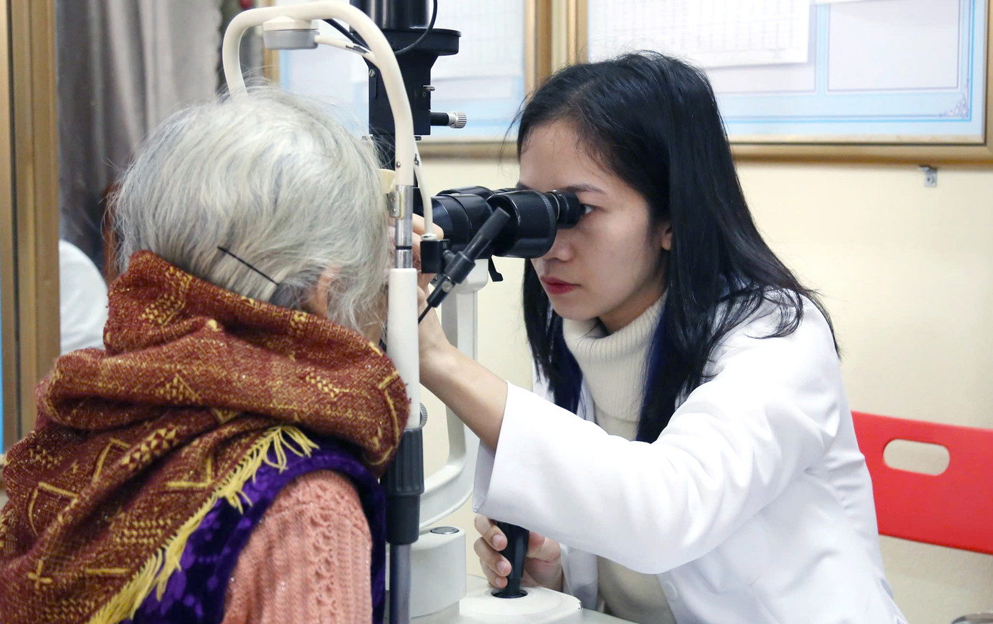 Các y, bác sĩ trẻ khám bệnh miễn phí cho người dân. Các y, bác sĩ trẻ khám bệnh miễn phí cho người dân.