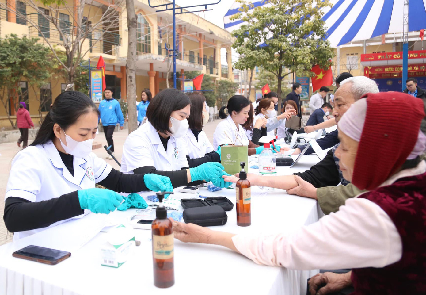 Các y, bác sĩ trẻ khám bệnh miễn phí cho người dân. Các y, bác sĩ trẻ khám bệnh miễn phí cho người dân.