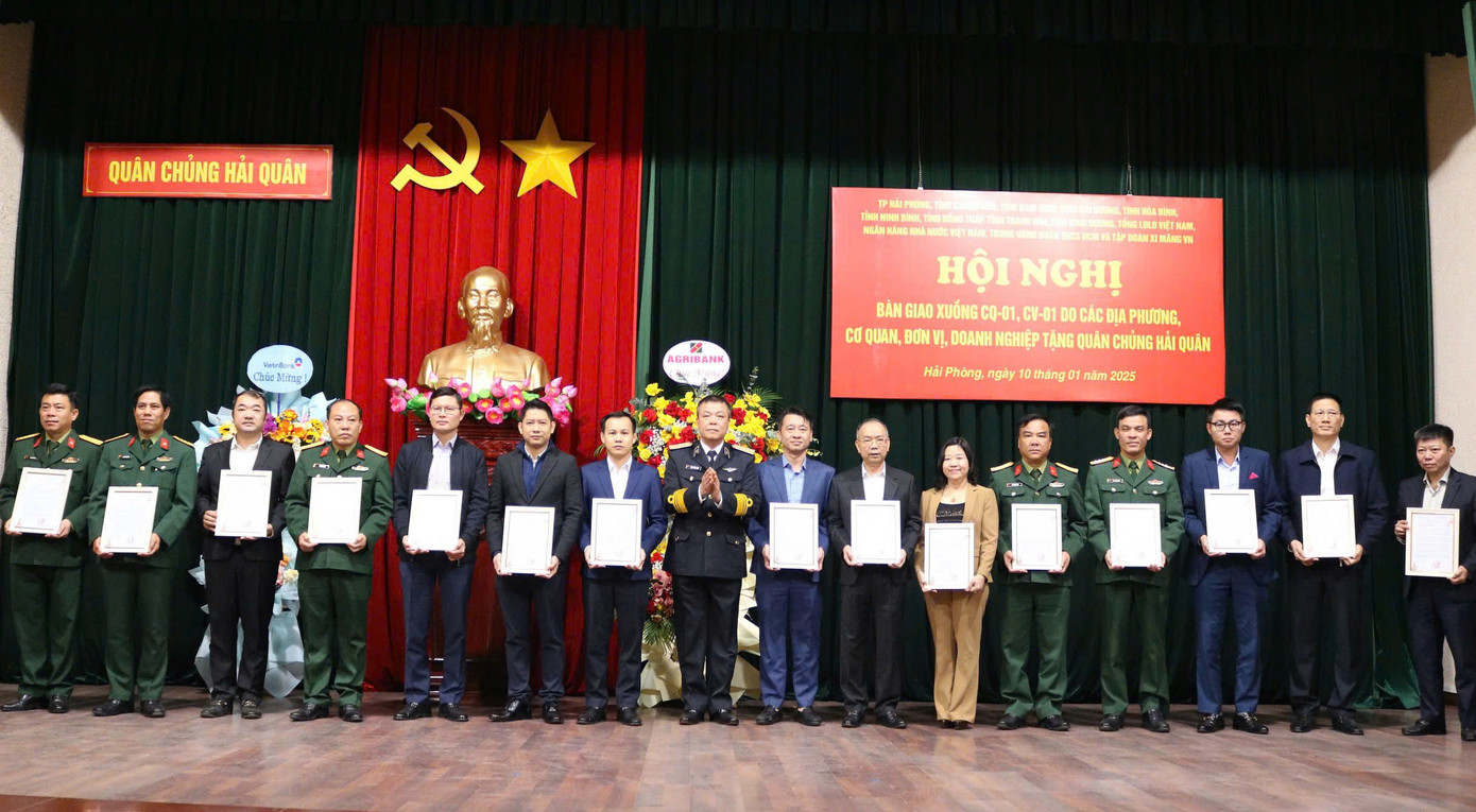 Chuẩn đô đốc Phạm Như Xuân, Phó Tư lệnh Quân chủng Hải quân trao thư cảm ơn các địa phương, cơ quan, đơn vị. Ảnh: Minh Hiển