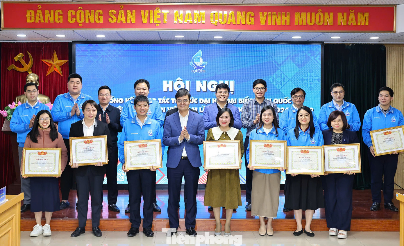 Anh Bùi Quang Huy trao Bằng khen của Uỷ ban T.Ư Hội tặng các cá nhân có thành tích xuất sắc trong tổ chức Đại hội. Anh Bùi Quang Huy trao Bằng khen của Uỷ ban T.Ư Hội tặng các cá nhân có thành tích xuất sắc trong tổ chức Đại hội.