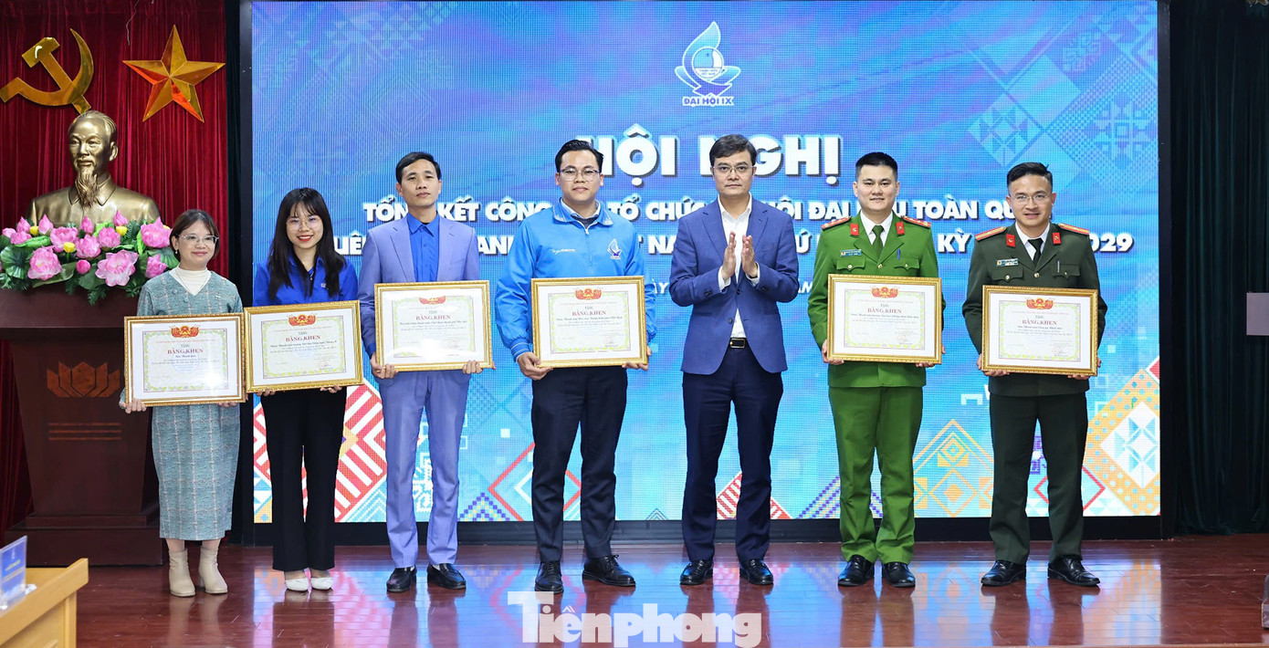 Anh Bùi Quang Huy trao Bằng khen của Uỷ ban T.Ư Hội tặng các tập thể có thành tích xuất sắc trong tổ chức Đại hội. Anh Bùi Quang Huy trao Bằng khen của Uỷ ban T.Ư Hội tặng các tập thể có thành tích xuất sắc trong tổ chức Đại hội.