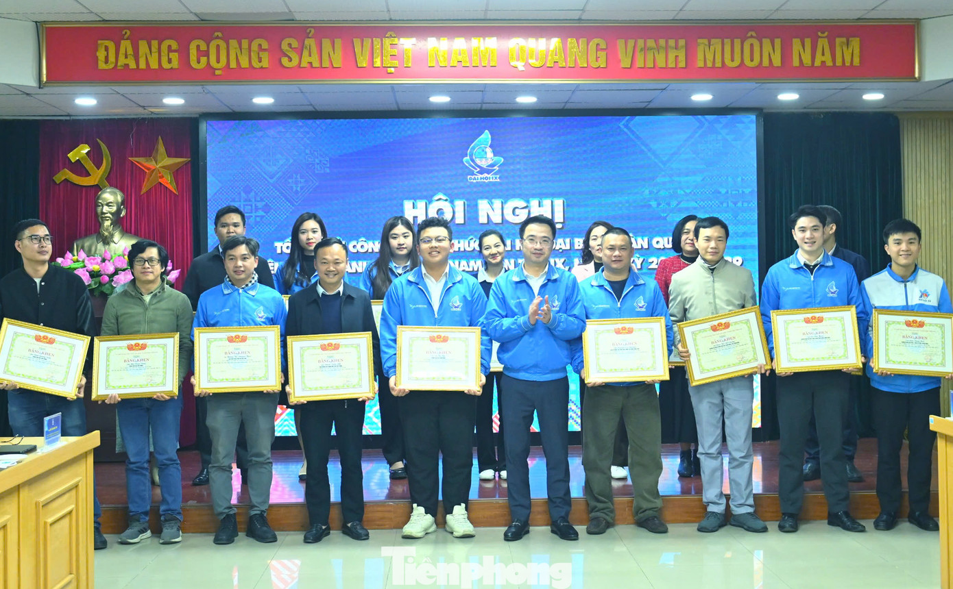 Anh Nguyễn Tường Lâm trao Bằng khen của Ủy ban T.Ư Hội tặng các cá nhân có thành tích xuất sắc trong tổ chức Đại hội. Anh Nguyễn Tường Lâm trao Bằng khen của Ủy ban T.Ư Hội tặng các cá nhân có thành tích xuất sắc trong tổ chức Đại hội.