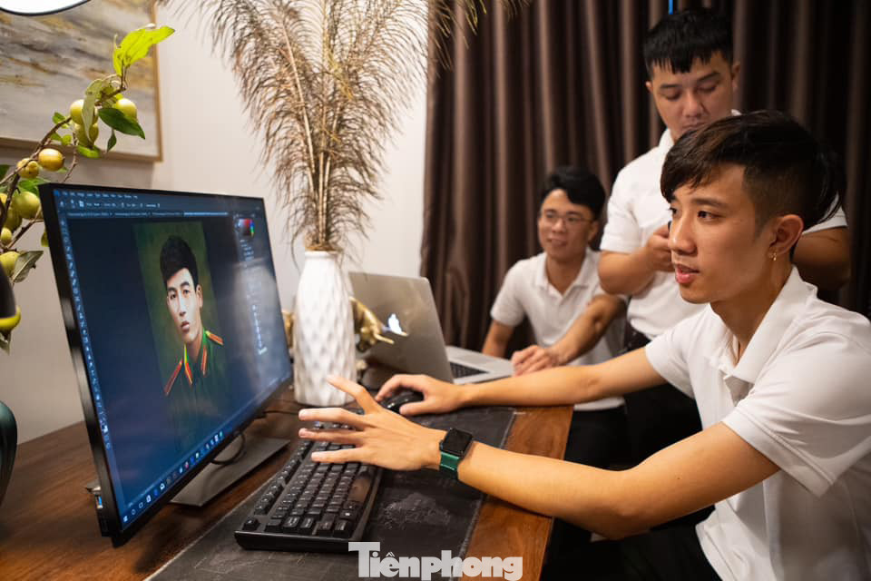 Anh Phùng Quang Trung cùng các cộng sự phục dựng ảnh. Ảnh: NVCC Anh Phùng Quang Trung cùng các cộng sự phục dựng ảnh. Ảnh: NVCC