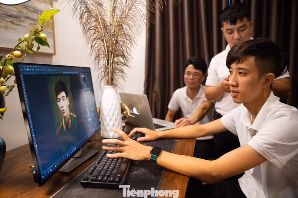 Anh Phùng Quang Trung cùng các cộng sự phục dựng ảnh. Ảnh: NVCC Anh Phùng Quang Trung cùng các cộng sự phục dựng ảnh. Ảnh: NVCC