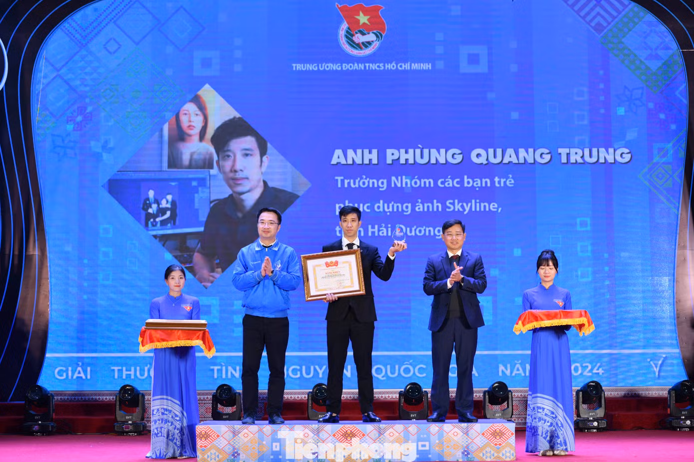 Bí thư T.Ư Đoàn, Chủ tịch T.Ư Hội LHTN Việt Nam Nguyễn Tường Lâm trao giải thưởng Tình nguyện Quốc gia năm 2024 cho anh Phùng Quang Trung trong chuỗi hoạt động Ngày hội Tình nguyện quốc gia 2024. Bí thư T.Ư Đoàn, Chủ tịch T.Ư Hội LHTN Việt Nam Nguyễn Tường Lâm trao giải thưởng Tình nguyện Quốc gia năm 2024 cho anh Phùng Quang Trung trong chuỗi hoạt động Ngày hội Tình nguyện quốc gia 2024.