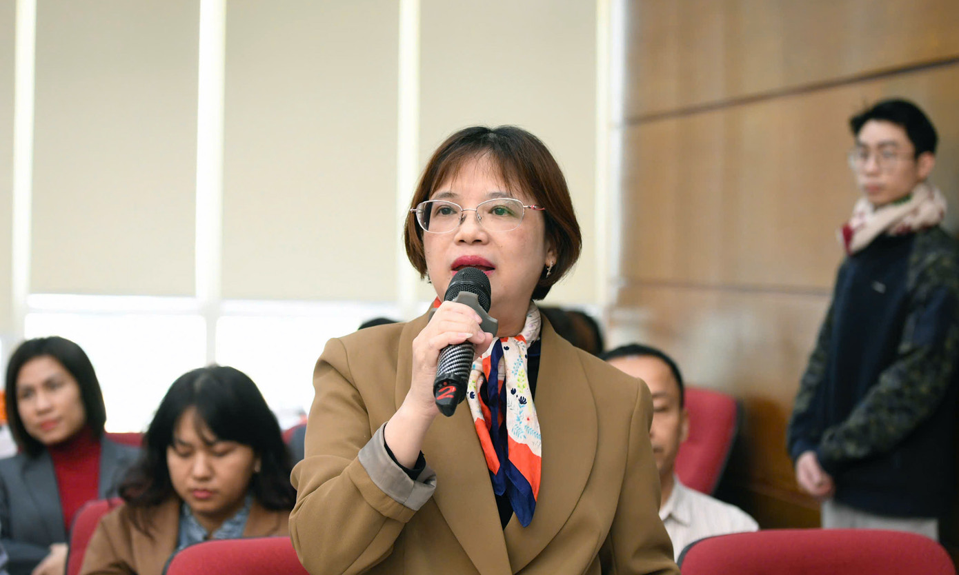 Phóng viên báo Thanh niên Vũ Thơ, phóng viên báo Giáo dục thời đại Hà Trang và phóng viên báo Phụ nữ Việt Nam Trường Hùng (lần lượt từ trên xuống) đặt câu hỏi tại chương trình. Phóng viên báo Thanh niên Vũ Thơ, phóng viên báo Giáo dục thời đại Hà Trang và phóng viên báo Phụ nữ Việt Nam Trường Hùng (lần lượt từ trên xuống) đặt câu hỏi tại chương trình.