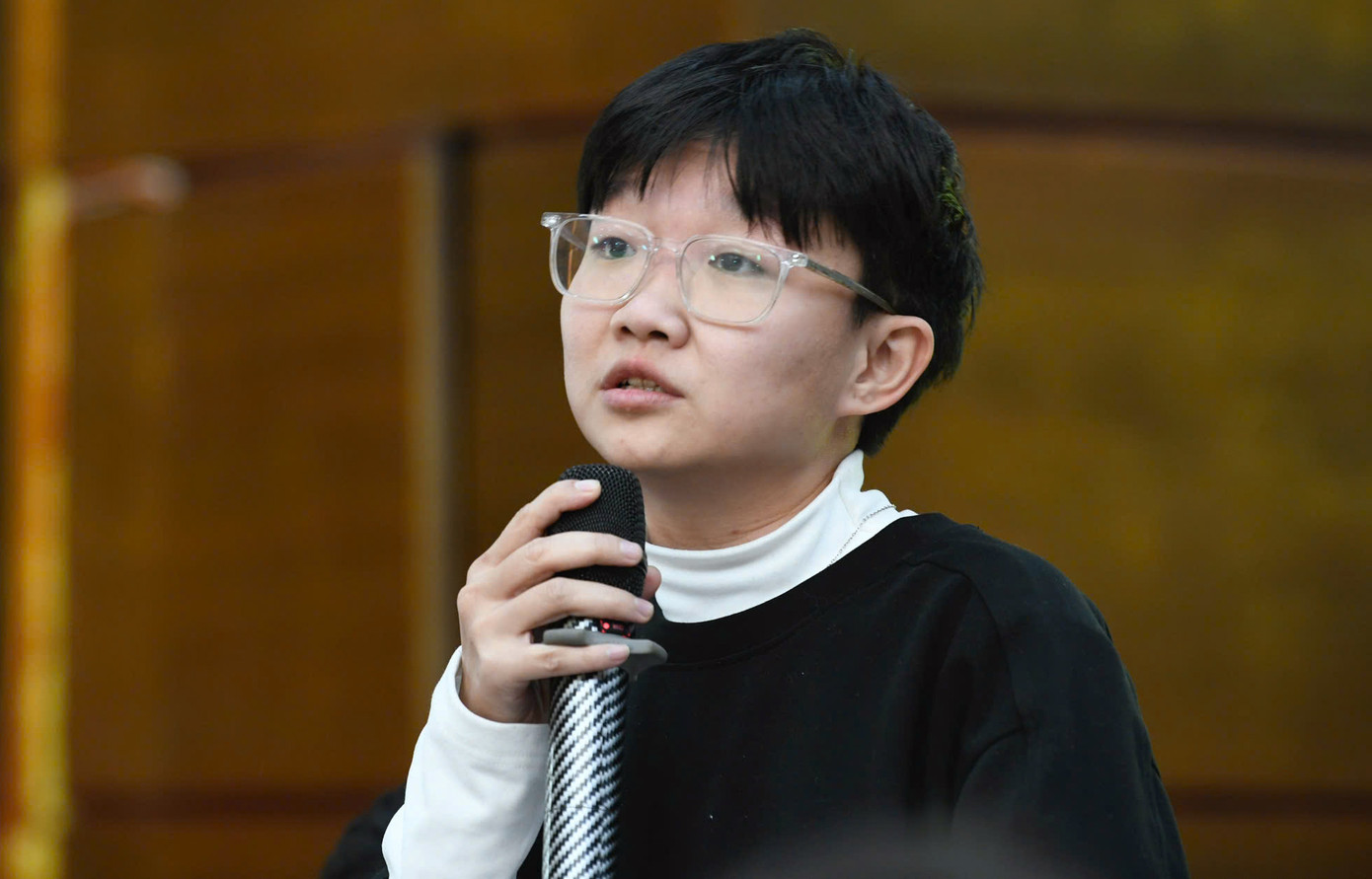 Phóng viên báo Thanh niên Vũ Thơ, phóng viên báo Giáo dục thời đại Hà Trang và phóng viên báo Phụ nữ Việt Nam Trường Hùng (lần lượt từ trên xuống) đặt câu hỏi tại chương trình. Phóng viên báo Thanh niên Vũ Thơ, phóng viên báo Giáo dục thời đại Hà Trang và phóng viên báo Phụ nữ Việt Nam Trường Hùng (lần lượt từ trên xuống) đặt câu hỏi tại chương trình.