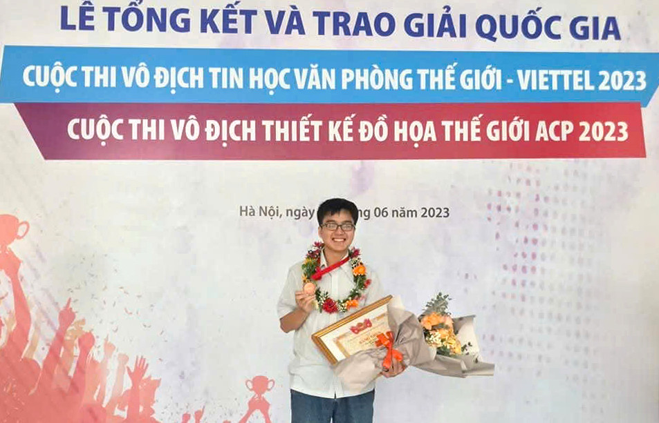 Nguyễn Văn Nam nhận giải Ba tại Cuộc thi Vô địch Tin học văn phòng thế giới - Viettel 2023. Ảnh: VA Nguyễn Văn Nam nhận giải Ba tại Cuộc thi Vô địch Tin học văn phòng thế giới - Viettel 2023. Ảnh: VA