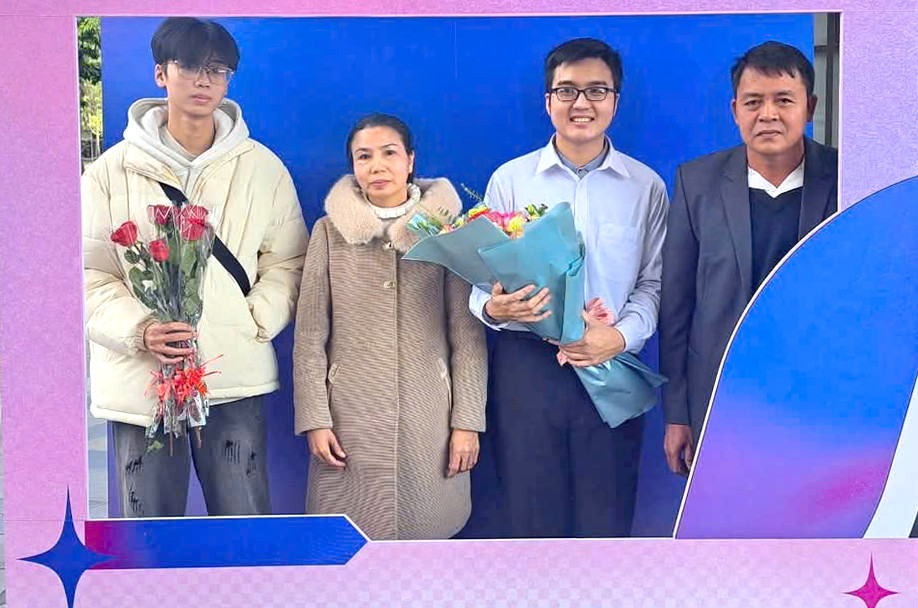 Nguyễn Văn Nam chụp ảnh cùng gia đình trong ngày bảo vệ thành công đồ án tốt nghiệp vào tháng 12/2024. Ảnh: VA Nguyễn Văn Nam chụp ảnh cùng gia đình trong ngày bảo vệ thành công đồ án tốt nghiệp vào tháng 12/2024. Ảnh: VA