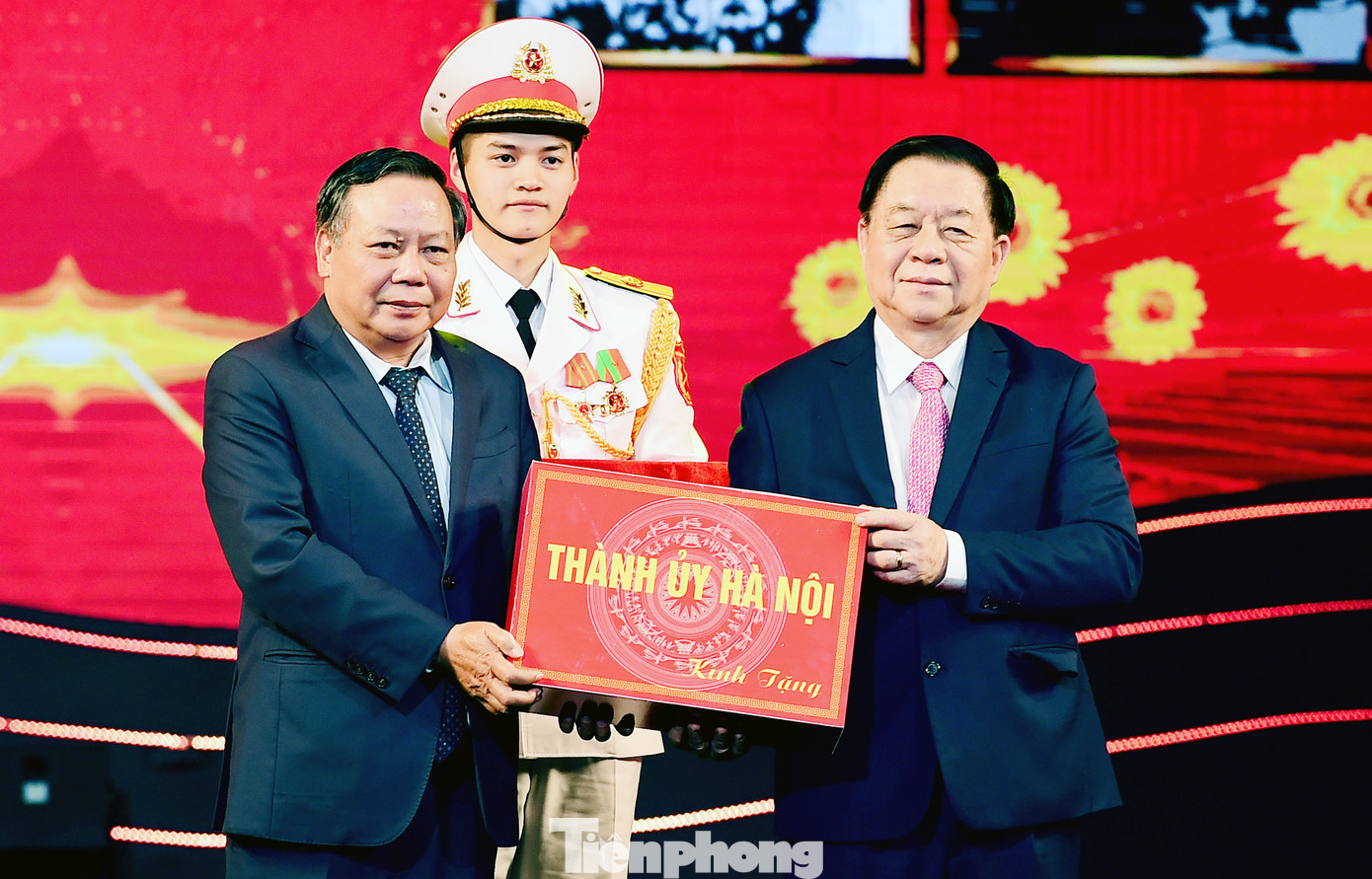 Thượng tướng Trịnh Văn Quyết - Chủ nhiệm Tổng cục Chính trị QĐND Việt Nam, Thiếu tướng Đặng Hồng Đức - Thứ trưởng Bộ Công an; Phó Bí thư thường trực Thành ủy Hà Nội Nguyễn Văn Phong đại diện các đơn vị, địa phương đầu tiên trao tặng kỷ vật cho Dự án xây dựng Bảo tàng Đảng Cộng sản Việt Nam. Ảnh: Xuân Tùng Thượng tướng Trịnh Văn Quyết - Chủ nhiệm Tổng cục Chính trị QĐND Việt Nam, Thiếu tướng Đặng Hồng Đức - Thứ trưởng Bộ Công an; Phó Bí thư thường trực Thành ủy Hà Nội Nguyễn Văn Phong đại diện các đơn vị, địa phương đầu tiên trao tặng kỷ vật cho Dự án xây dựng Bảo tàng Đảng Cộng sản Việt Nam. Ảnh: Xuân Tùng