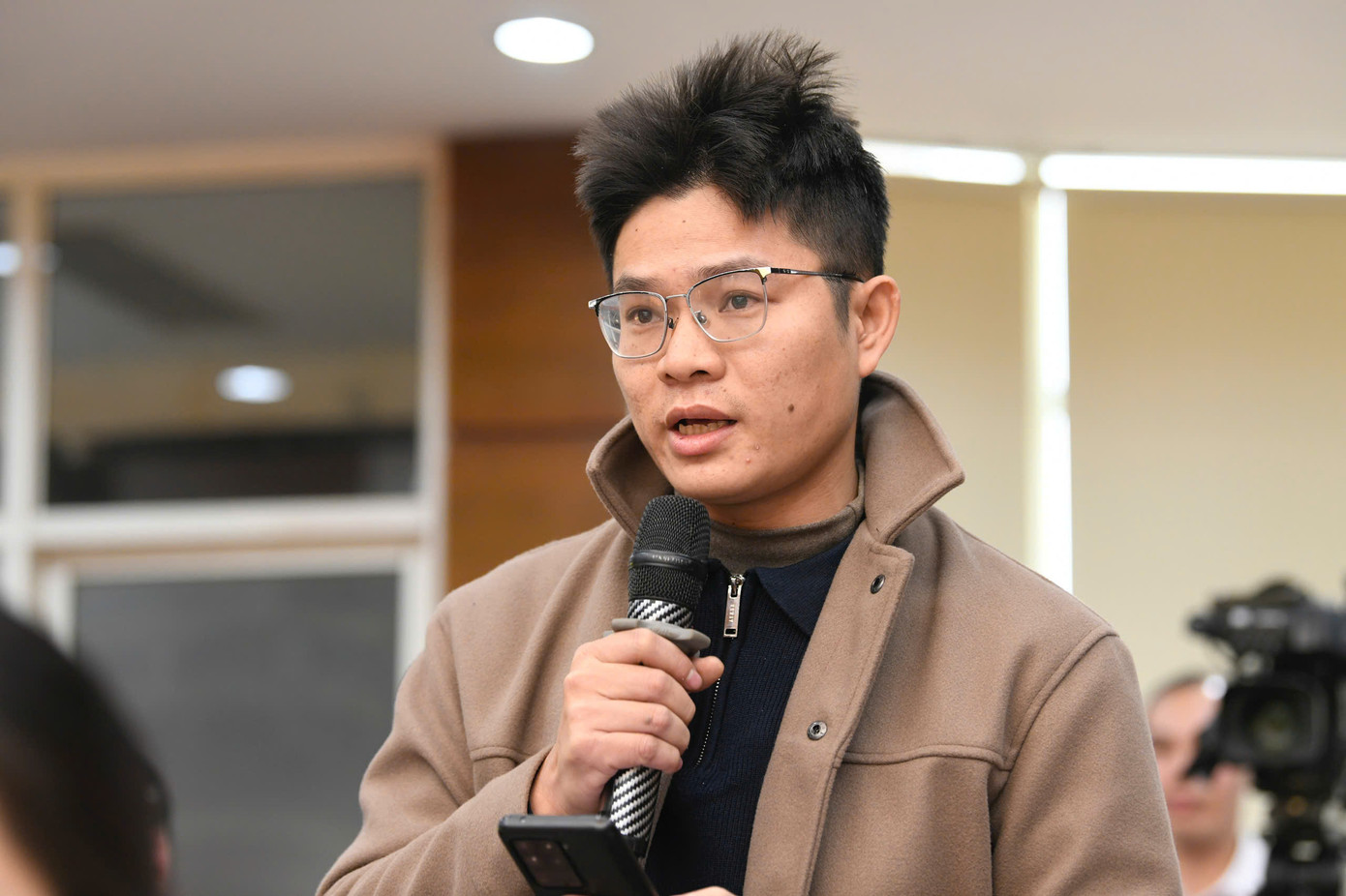 Phóng viên báo Thanh niên Vũ Thơ, phóng viên báo Giáo dục thời đại Hà Trang và phóng viên báo Phụ nữ Việt Nam Trường Hùng (lần lượt từ trên xuống) đặt câu hỏi tại chương trình. Phóng viên báo Thanh niên Vũ Thơ, phóng viên báo Giáo dục thời đại Hà Trang và phóng viên báo Phụ nữ Việt Nam Trường Hùng (lần lượt từ trên xuống) đặt câu hỏi tại chương trình.