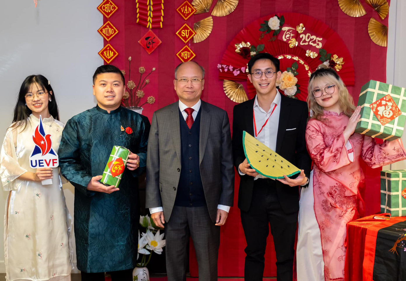 Anh Nguyễn Phan Bảo Thụy (thứ 2 từ trái sang) đón Tết sớm trong chương trình do Chi hội Thanh niên và Sinh viên Việt Nam tại Rennes tổ chức. Ảnh: NVCC