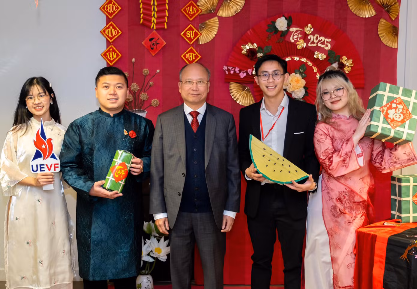Anh Nguyễn Phan Bảo Thụy (thứ 2 từ trái sang) đón Tết sớm trong chương trình do Chi hội Thanh niên và Sinh viên Việt Nam tại Rennes tổ chức. Ảnh: NVCC
