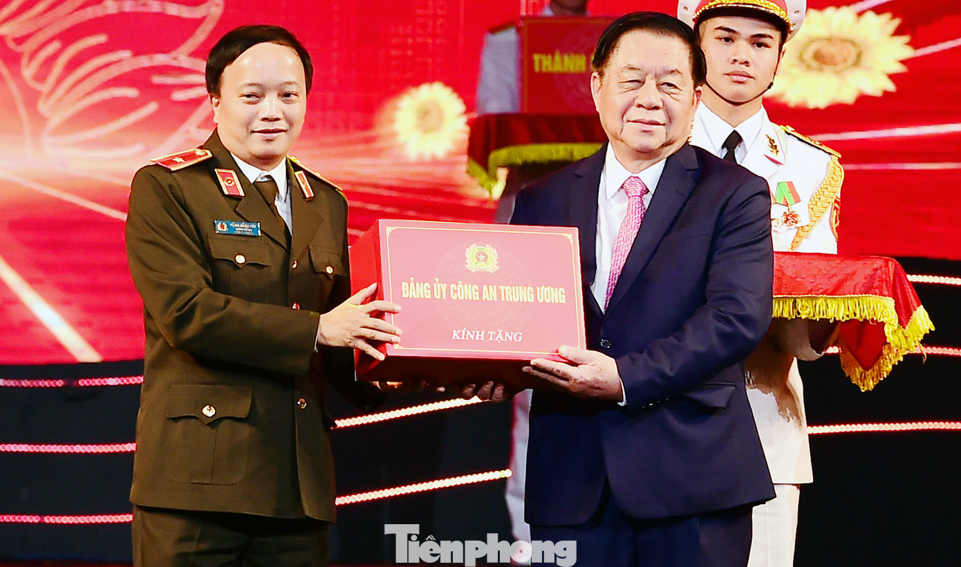 Thượng tướng Trịnh Văn Quyết - Chủ nhiệm Tổng cục Chính trị QĐND Việt Nam, Thiếu tướng Đặng Hồng Đức - Thứ trưởng Bộ Công an; Phó Bí thư thường trực Thành ủy Hà Nội Nguyễn Văn Phong đại diện các đơn vị, địa phương đầu tiên trao tặng kỷ vật cho Dự án xây dựng Bảo tàng Đảng Cộng sản Việt Nam. Ảnh: Xuân Tùng Thượng tướng Trịnh Văn Quyết - Chủ nhiệm Tổng cục Chính trị QĐND Việt Nam, Thiếu tướng Đặng Hồng Đức - Thứ trưởng Bộ Công an; Phó Bí thư thường trực Thành ủy Hà Nội Nguyễn Văn Phong đại diện các đơn vị, địa phương đầu tiên trao tặng kỷ vật cho Dự án xây dựng Bảo tàng Đảng Cộng sản Việt Nam. Ảnh: Xuân Tùng