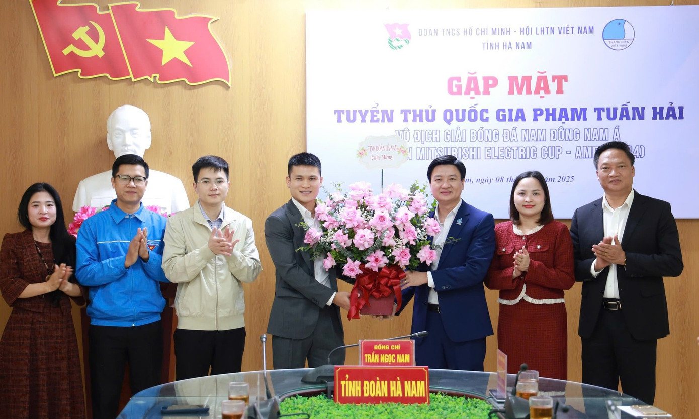 Anh Trần Ngọc Nam tặng hoa chúc mừng cầu thủ Phạm Tuấn Hải. Ảnh: TĐHN