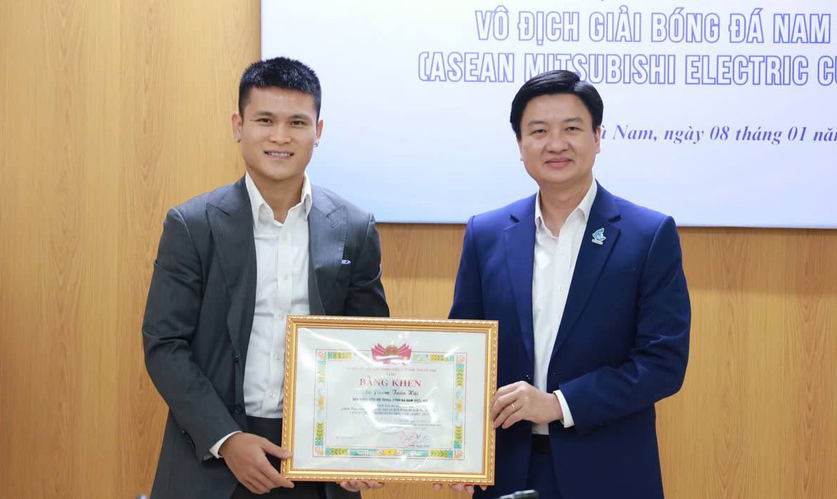 Anh Trần Ngọc Nam trao tặng bằng khen cho cầu thủ Phạm Tuấn Hải. Ảnh: TĐHN